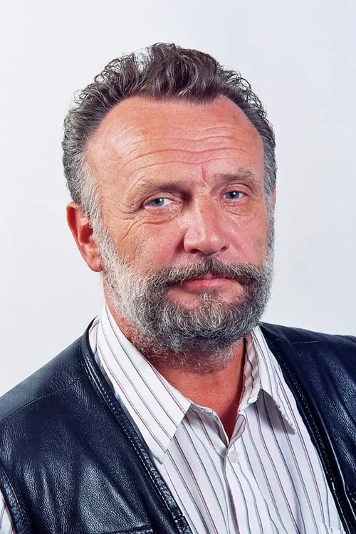 Andres Ots interpretando a Housekeeper