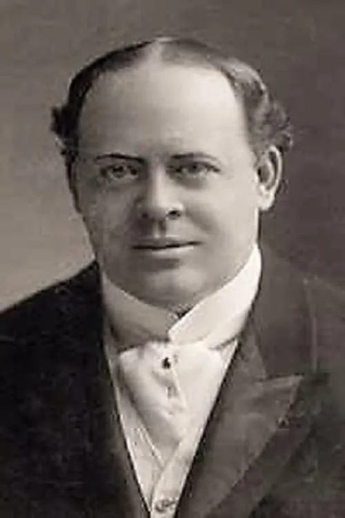 Andrew Arbuckle interpretando a Pat O'Shaughnessy