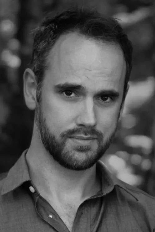 Andrew Bush interpretando a Father JJ Kirby