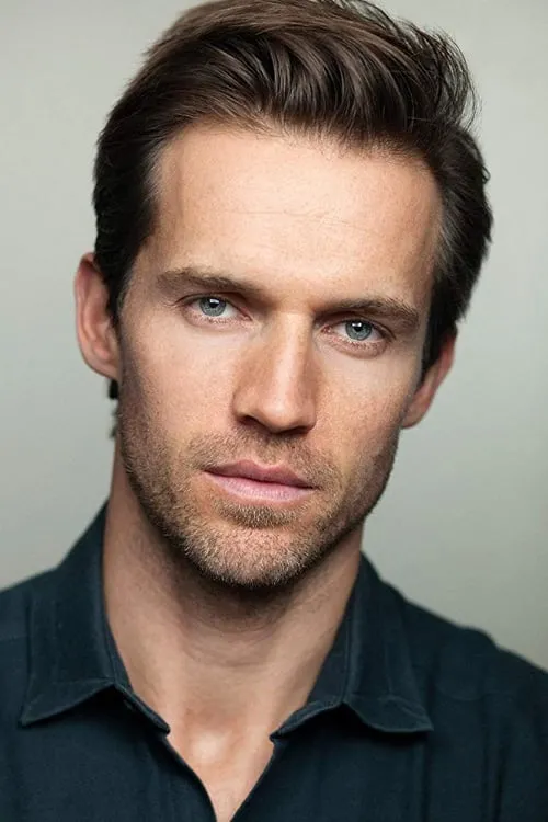 Andrew Cooper interpretando a King Alexander