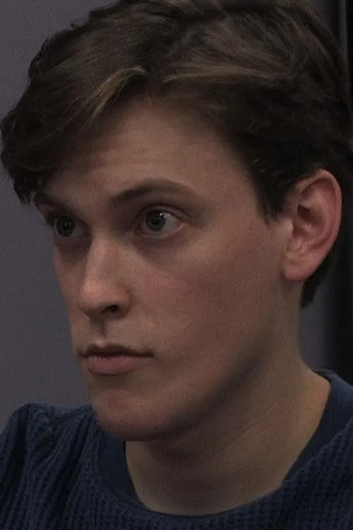 Andrew Edison interpretando a Andrew Edwards