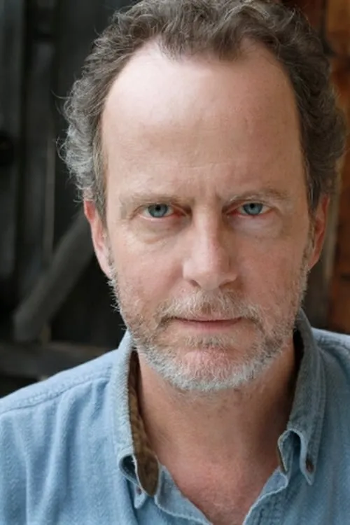 Andrew Sensenig interpretando a Jonas Ruggins