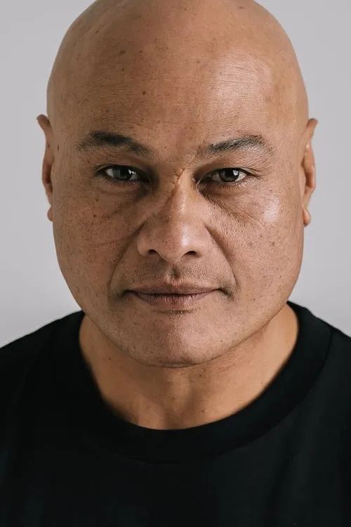 Andrew Stehlin interpretando a Rooftop Thug