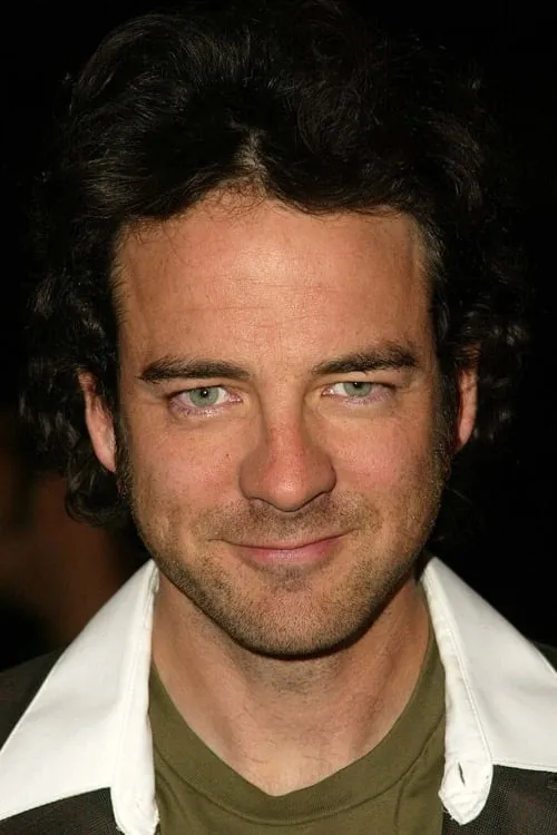 Andy Comeau interpretando a Jerry Tuchman