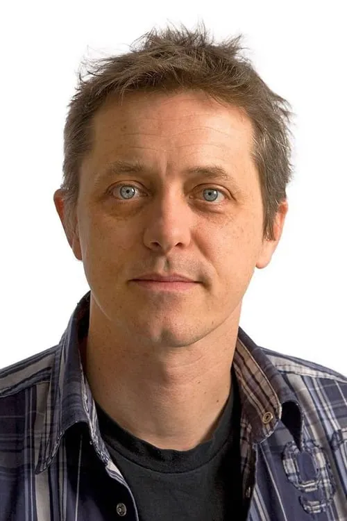 Andy Friend interpretando a Garden Manager/??