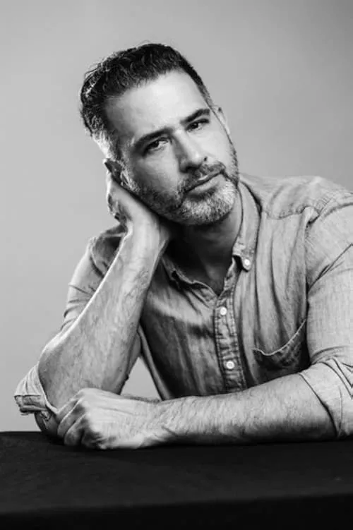 Andy Gershenzon interpretando a Bob