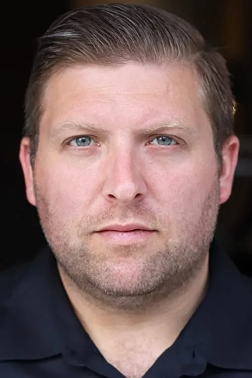 Andy Nez interpretando a Phil