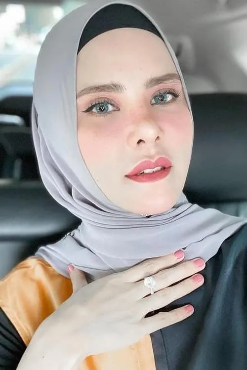 Angel Lelga interpretando a Lily