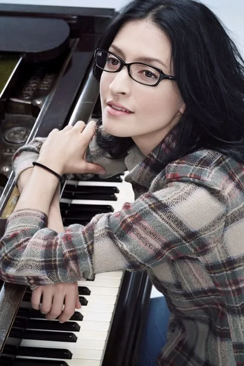 Angela Aki interpretando a Herself - Performer