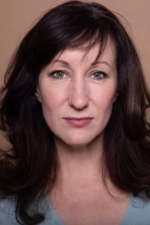 Angela Atwood interpretando a Jenny