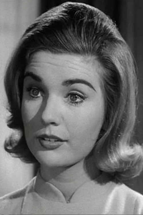 Angela Browne interpretando a Eleanor Lampton