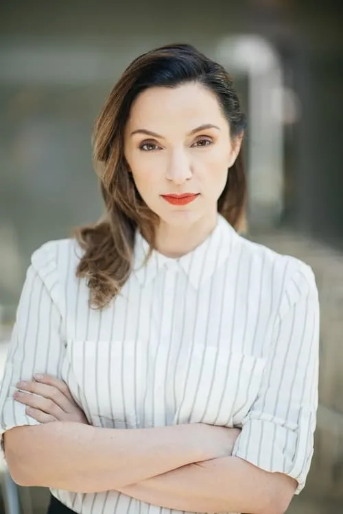 Angela Galanopoulos interpretando a Neighbor Woman