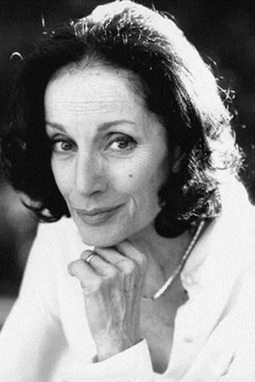 Angela Goodwin interpretando a Propietaria negozio animali impagliati