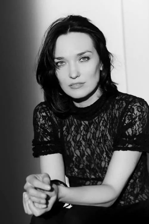 Angelique Cavallari interpretando a Swiss secretary