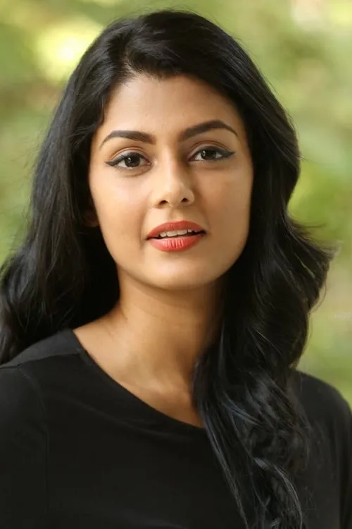 Anisha Ambrose interpretando a 