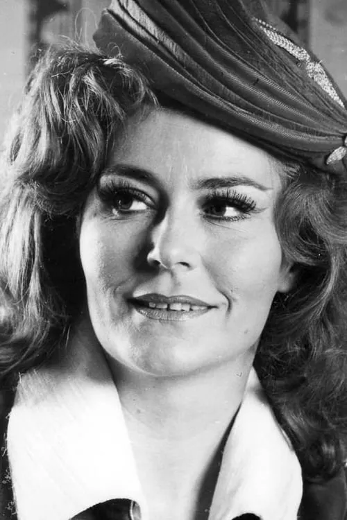 Ann Howard interpretando a Auntie