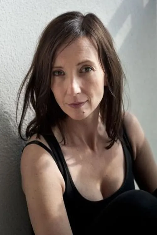 Anna Holtermann interpretando a Elke