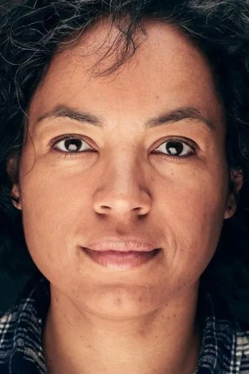 Anna Neye Poulsen interpretando a Alicia