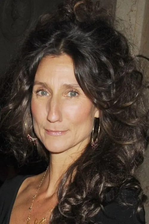 Anna Patrick interpretando a Emilia