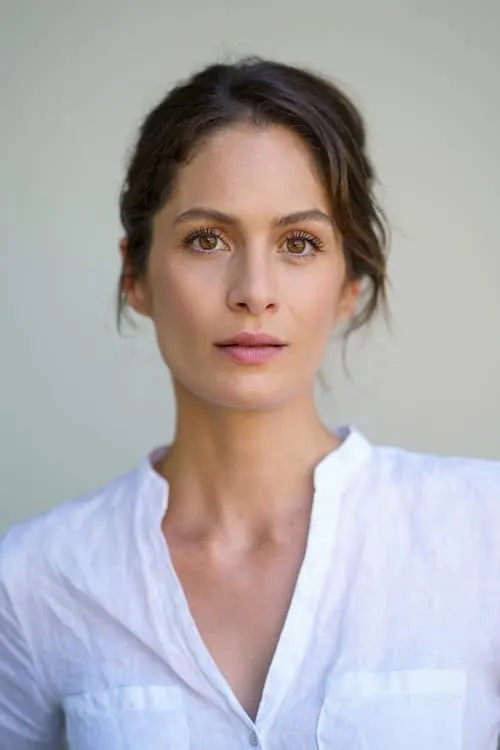 Anna Puck interpretando a 