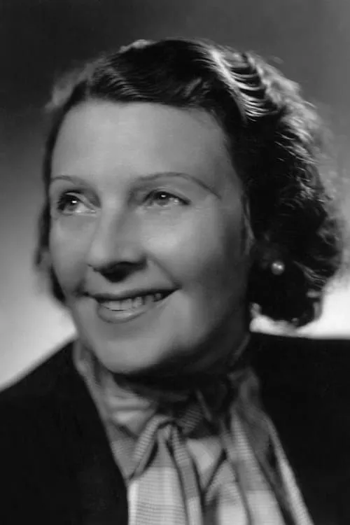 Anna Steimarová interpretando a reditelka ženského klubu (T.O.Ž.K.)