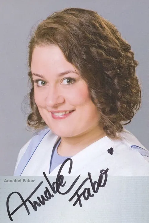 Annabel Faber interpretando a Enkelin Gisi