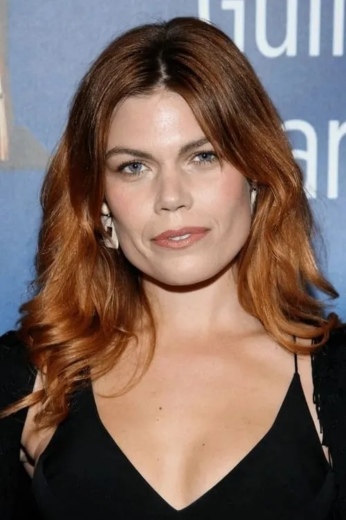 Annabel Marshall-Roth interpretando a 