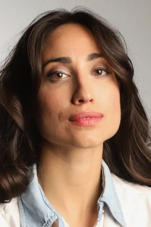 Annapurna Sriram interpretando a Lauren