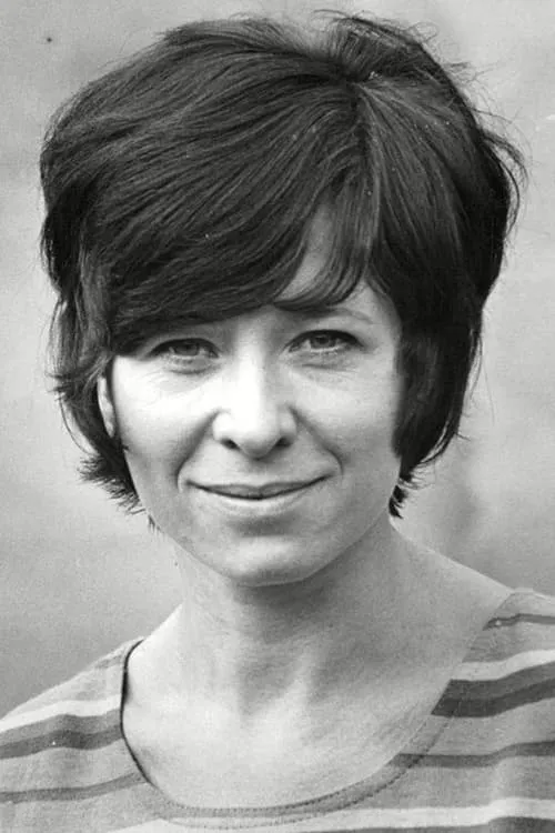 Anne Stallybrass interpretando a Sandra Park