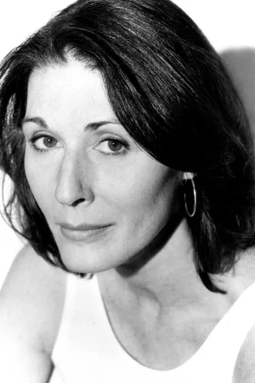 Anne Twomey interpretando a Jennifer