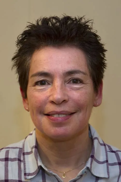 Annemarie Henselmans interpretando a Oma Pluis