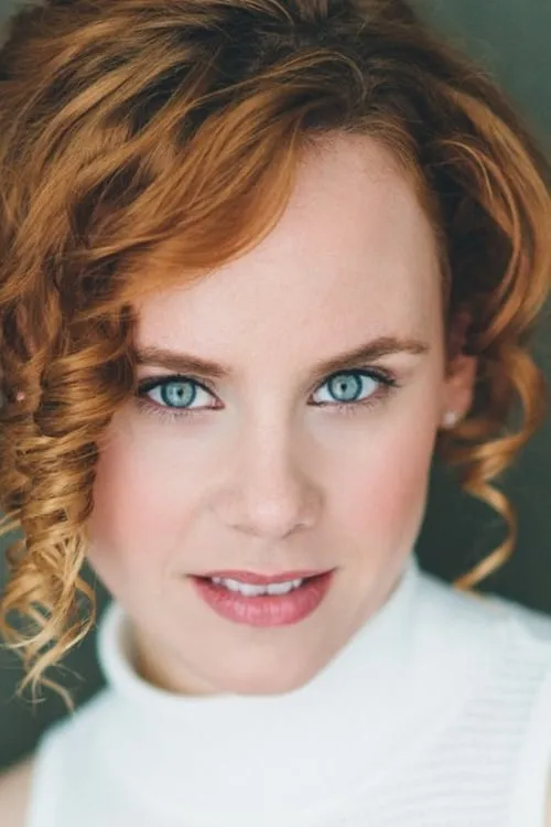 Annie Briggs interpretando a Lola 