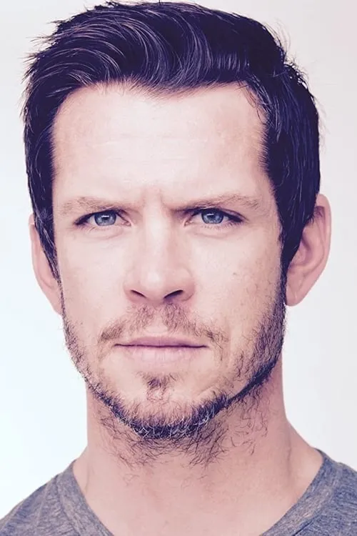 Antal Kalik interpretando a Police Officer