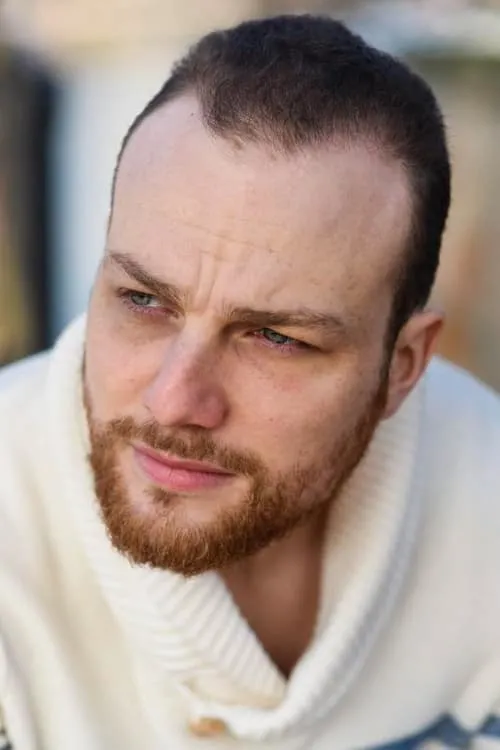 Anthony Darche interpretando a Julien Beuzelin