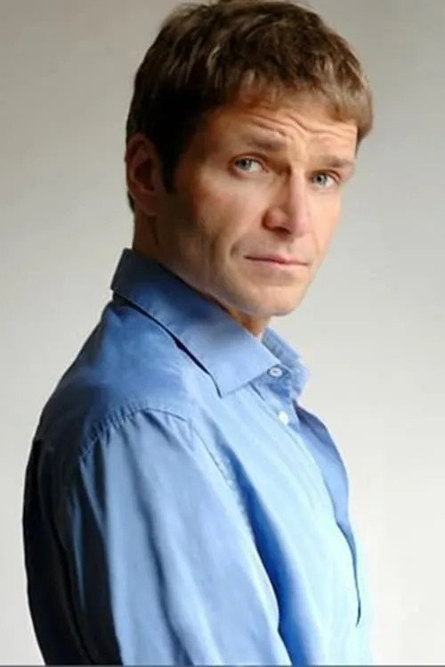 Anthony Green interpretando a Captain Grozny