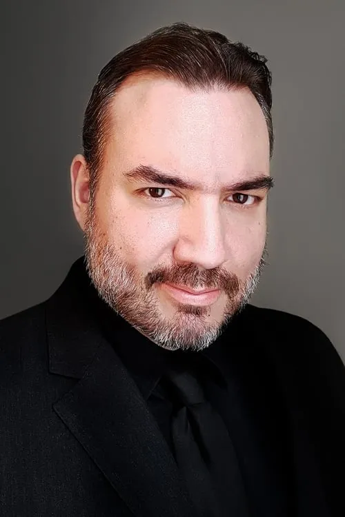 Anthony Jones Nestoras interpretando a Mover