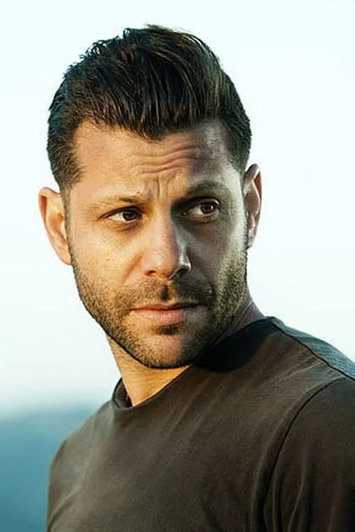 Anthony Mandler interpretando a Himself