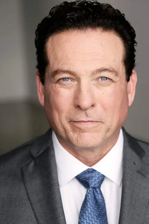 Anthony Snow interpretando a