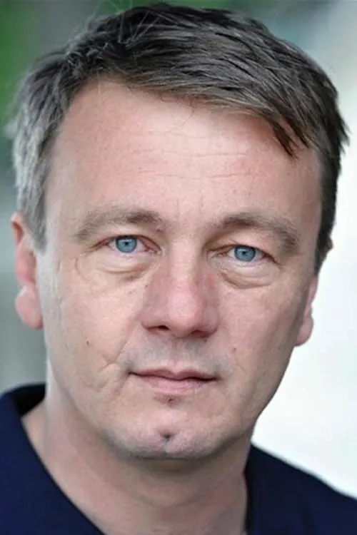 Antoine Régent interpretando a Pierre