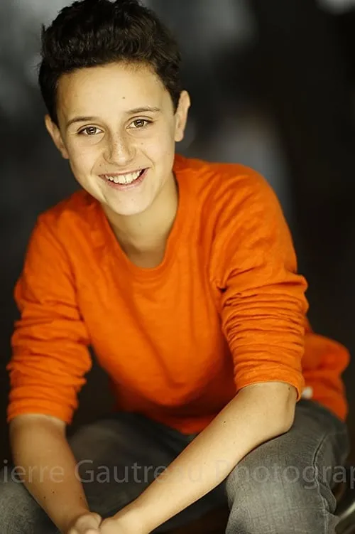 Anton Gillis-Adelman interpretando a Maurice