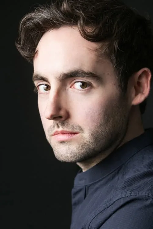 Anton Tweedale interpretando a Singer 2