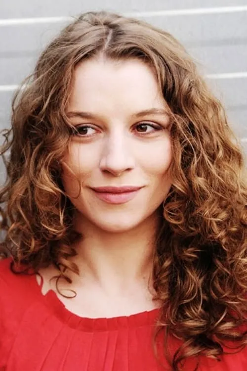 Antonia Bill interpretando a Mandy Novak