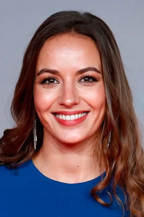 Antonia Desplat interpretando a Beatrice Hastings