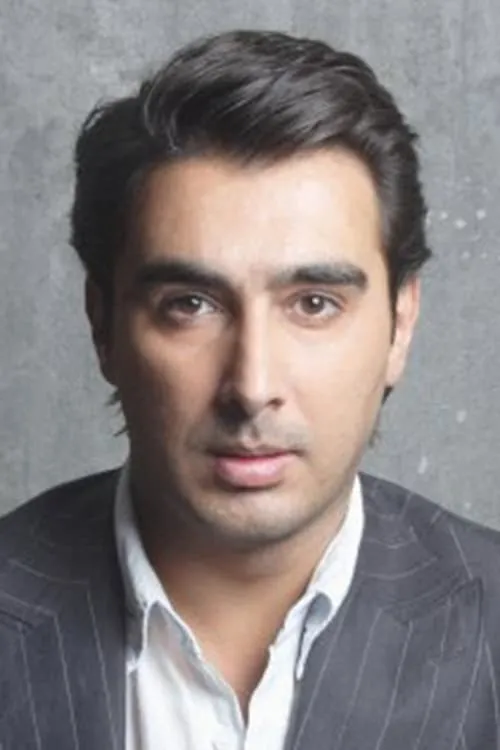 Antonis Siopkas interpretando a Bousias