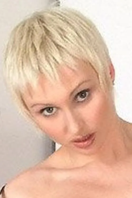 Anushka Garin interpretando a Sexy Friend