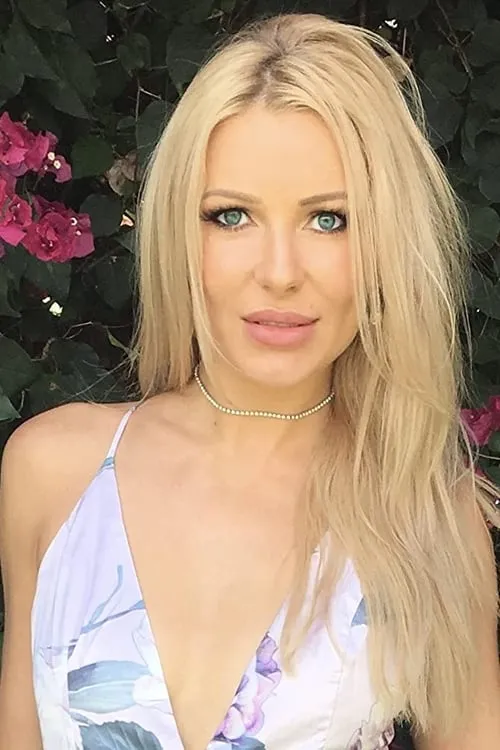 Anya Benton interpretando a Karen Michaels