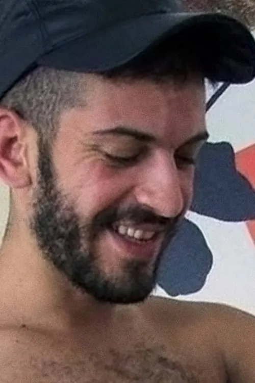 Anzar Kafir interpretando a 