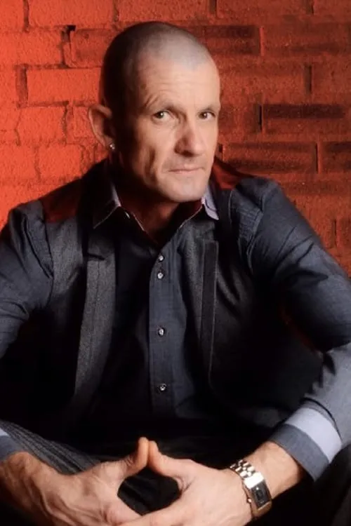 Archie Cocker interpretando a Pilot