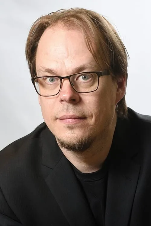 Ardo Ran Varres interpretando a Oskar Kallas