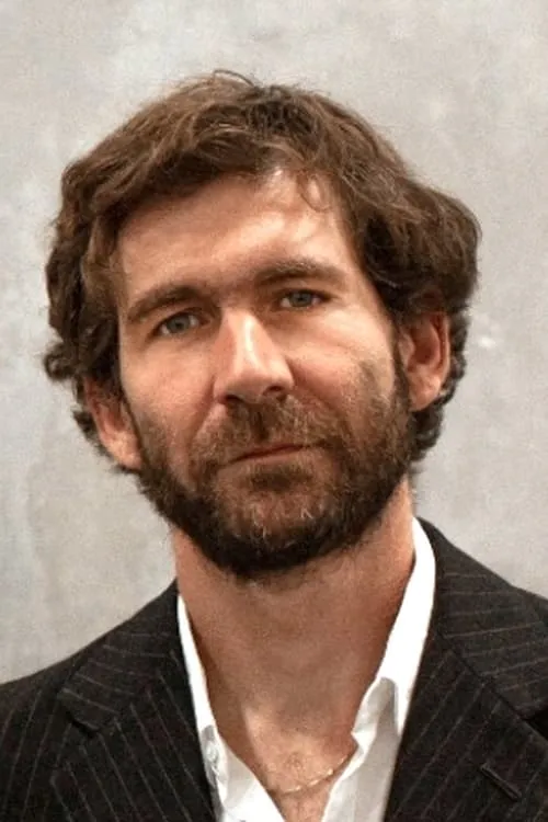 Ari Balouzian interpretando a